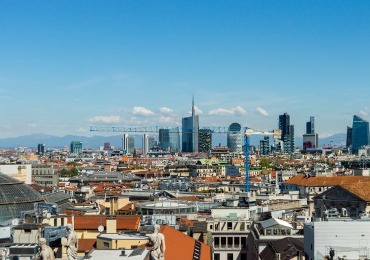 Itaalia kinnisvaraturg: hinnad tõusid 2026. aasta esimesel poolel 4,9%. Uute eluasemete müük näitas esimeses kvartalis suurepärast dünaamikat (+8,6% kogu Itaalias). Milano ja Rooma kinnitasid end ikka kui kõige kallimate linnadena, samas kui Bologna näitas märkimisväärset kasvu nii hindade (+8,4%) kui ka tehingute arvu osas. 2026. aasta esimese poo