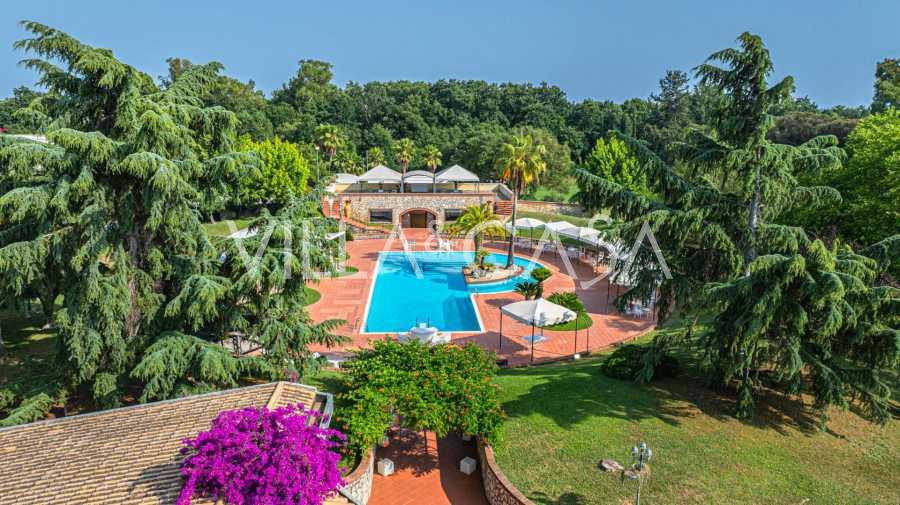 Luksuslik villa basseiniga ja pargiga Latina linnas.