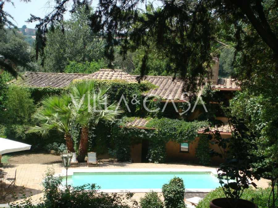 Ajalooline villa üürile anda prestiižses residentsis Roomas.