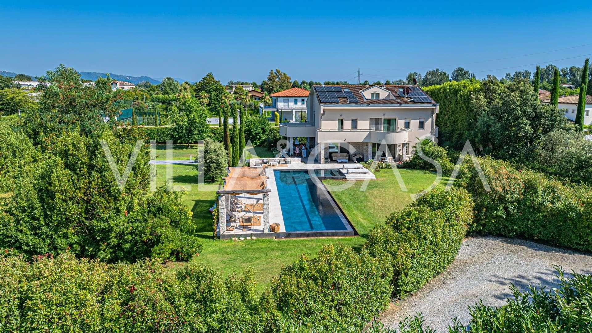 Basseiniga villa Forte dei Marmi müügiks