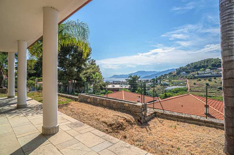 Kaasaegne villa vaatega merele Bordigheras.