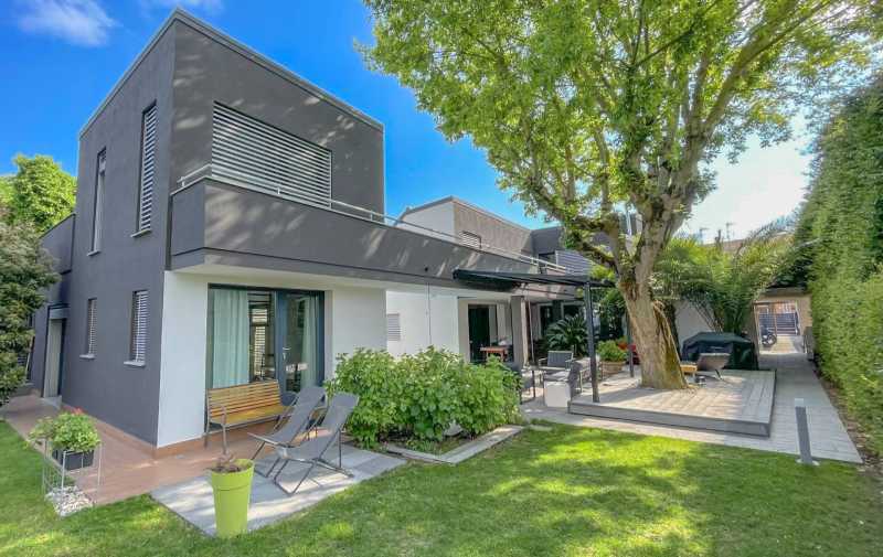 Häärber koos basseiniga Ferraras