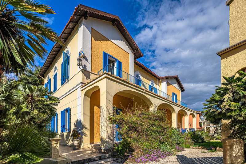 Müügil mere ääres asuv villa Santa Marinellas.