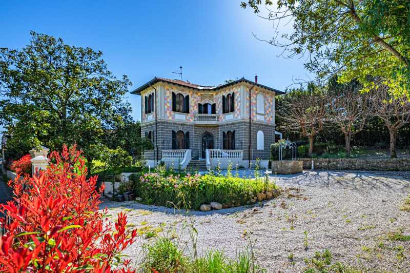 Villa basseiniga Liberty stiilis Livorno lähedal