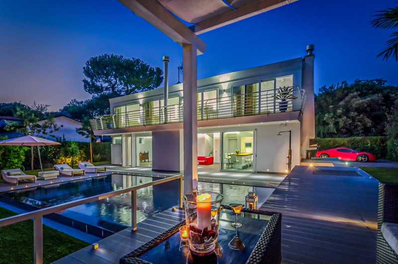 Müüa uus villa rannikul lähedal Forte dei Marmi