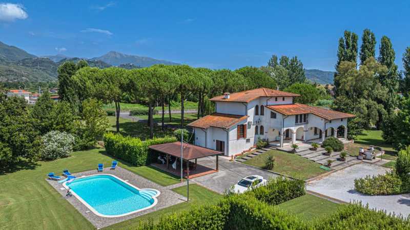 Basseiniga villa müügiks Pietrasantes