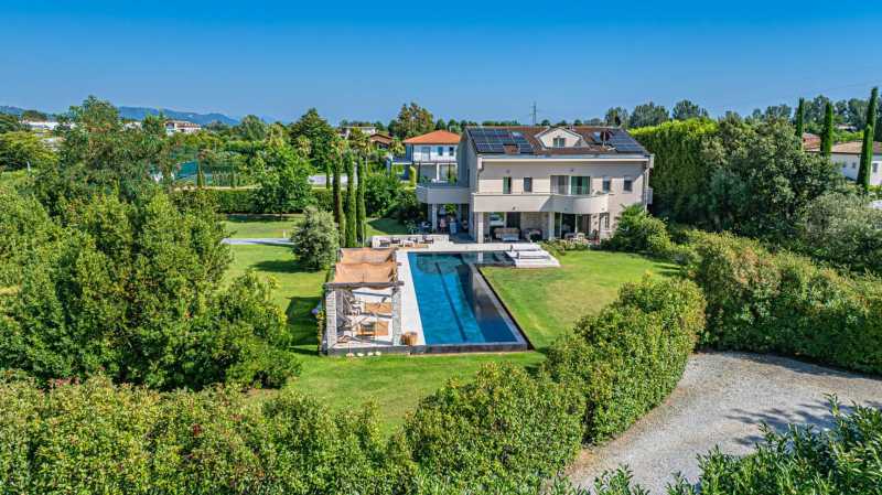Basseiniga villa Forte dei Marmi müügiks