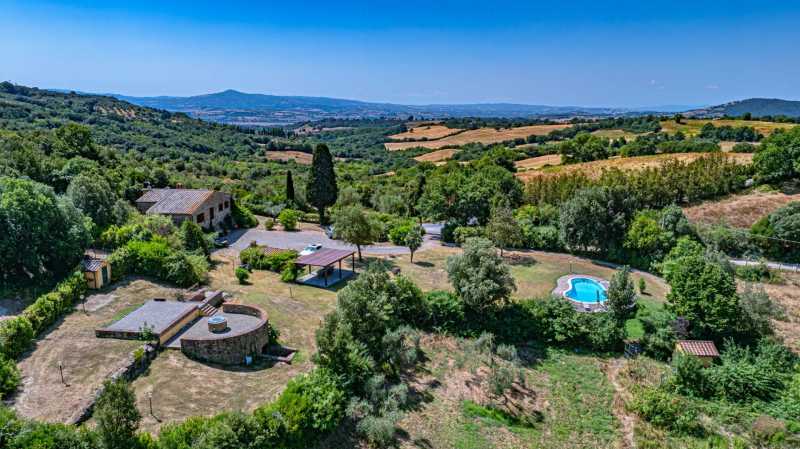 Müüa villa basseiniga ja järvega Toscanas