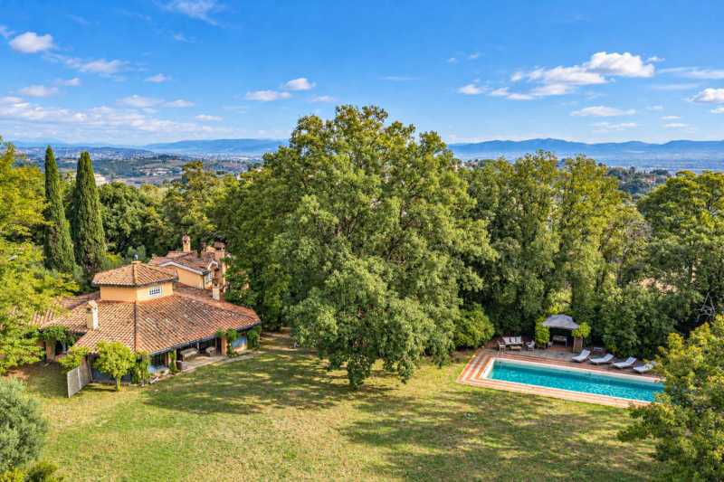Basseiniga villa panoraamvaatega Roomas müügis