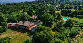 Villa ajalooga ja basseiniga Grottaferratas