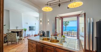 Ajalooline eksklusiivne villa mere ääres Santa Marinellas, Roomas.