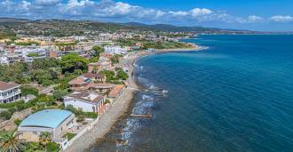 Luksuslik eksklusiivne villa Türrenia mere rannikul.