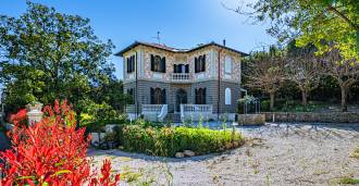 Villa basseiniga Liberty stiilis Livorno lähedal