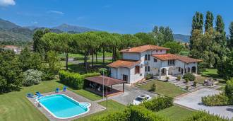 Basseiniga villa müügiks Pietrasantes